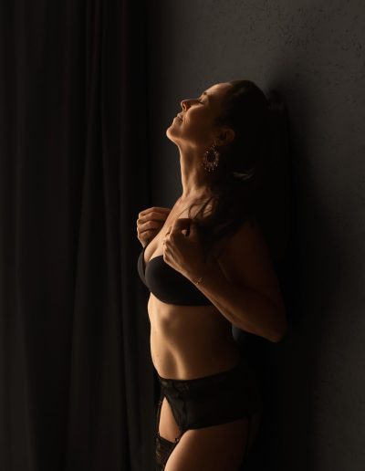 Vrouw staand tegen een muur tijdens boudoir fotoshoot in Arnhem