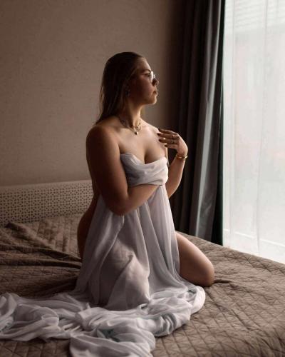 Vrouw met laken tijdens boudoirshoot 