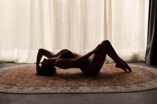 Boudoirshoot van vrouw in studio in Arnhem