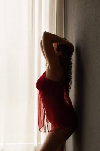 Vrouw met rode lingerie tijdens Boudoirshoot Wageningen