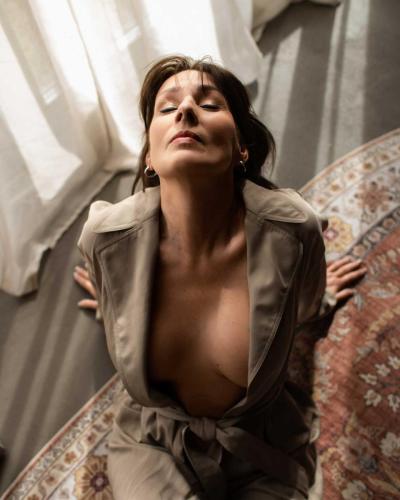 Vrouw zittend tijdens Boudoirshoot Gelderland